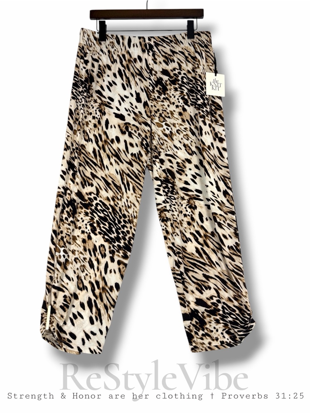 CHICO’S Women’s Size 1 MEDIUM Pants Crop Animal Print NWT Stretch Ultimate Fit